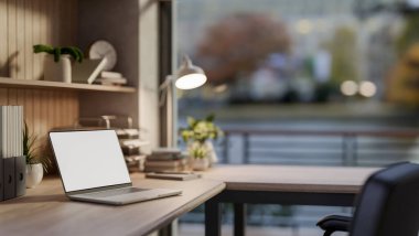 Ahşap masadaki boş ekran dizüstü bilgisayar ve modern oturma odasının köşesindeki koltuk ya da cam duvar ofisi. Ad modelleme, 3B Yapılandırma, 3B Görüntü.