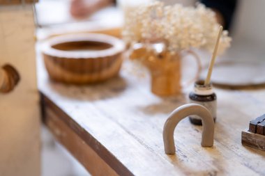 Çömlek ya da stüdyodaki çalışma masasının üzerine çalı çırpı dökmek bir yana, bardak kalıbı. Seramik Yapım, El yapımı Ürün, Sanat Atölyesi.