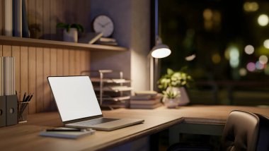 Beyaz ekran dizüstü bilgisayar ve kitap, loş bir oturma odasında ya da ofiste, lamba ışığının altında, ahşap masanın üzerinde. Çalışma ya da Çalışma, Ad modeli, 3B Yapılandırma, 3B Resim.