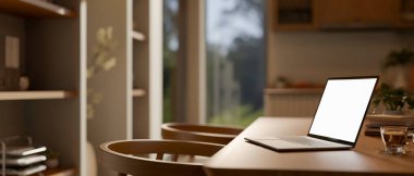 Beyaz ekran dizüstü bilgisayar ve kahve fincanı rahat bir yatak odasında ya da oturma odasında ahşap masanın üzerinde. Çalışma ya da Çalışma, 3B Hazırlama, 3B Resim.