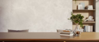 Bardaklar ve kalemler bir kenara vazolar ahşap masa üzerinde çatı katı duvarı ve raf inşa. Çalışma ya da Çalışma, 3B Hazırlama, 3B Resim.