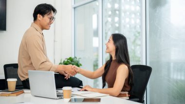 İş adamı ya da ofis çalışanı çalışma masasında oturup bir kadınla el sıkışıyor. Şirket Meslektaşları, Yaratıcı işler, İş Gelişigüzel.