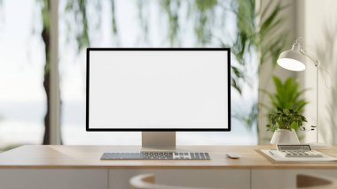 Boş ekran dizüstü bilgisayar ve hesap makinesi yan lamba cam pencere duvarı ve manzaranın yanındaki ahşap masada. Masa Ayarları, Mokup, 3D görüntüleme, 3B Görüntü.