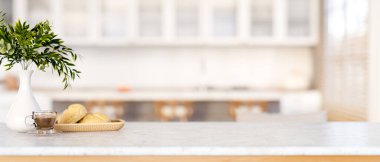 Modern bir mutfakta mermer mutfak tezgahında cam bir fincan kahveyle tabakta ekmek, bitki vazosu. Yemek odası, 3D görüntüleme, 3D Görüntü.