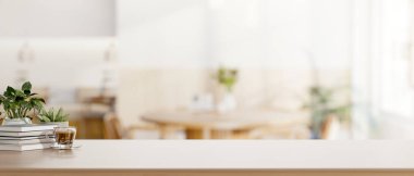 Kitaplar ve kahve cam bardakta. Oturma odasında ya da kafede, ahşap tezgahın üzerinde saksı bitkisi var. Ürün Ekranı, 3D Görünüm, 3B Görüntü.