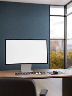 Ahşap masada beyaz ekran bilgisayar, koyu mavi ofiste deri sandalye ve cam pencere. Reklam Modeli, 3B Yapılandırma, 3B Görüntü.