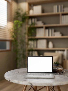 Kitaplarla dolu boş ekran dizüstü bilgisayar ve mermer masada oturma odasında ya da ofiste rafın karşısında kahve. Reklam Modeli, 3B Yapılandırma, 3B Görüntü.