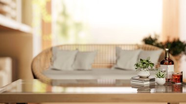 Alkol şişesi ve cam bardak bir yana bitki ve salonda dokuma kanepesi olan ahşap masa üzerinde kitaplar. Ürün Görüntüleme, 3B Görüntüleme 3B Görüntü.