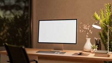 Boş ekran bilgisayar, lamba ve vazo ile ahşap çekmece masasında ve loş ışıklı odada sandalye. Reklam Modeli, 3B Yapılandırma, 3B Görüntü.