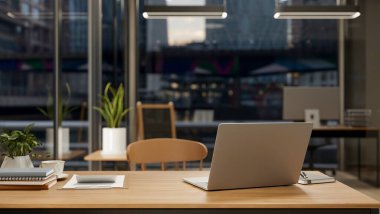 Kitaplı dizüstü bilgisayar, ahşap masa üzerinde pano ve şirketin ofisindeki cam duvar odasında sandalye. Çalışma ya da Çalışma, 3B Hazırlama, 3B Resim.