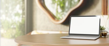 Beyaz ekran dizüstü bilgisayar ve kahve, oturma odasında veya kafede, kapı ve pencerenin karşısındaki ahşap masa üzerinde. Reklam Modeli, 3B Yapılandırma, 3B Görüntü.