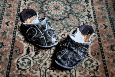 Terlikler, kahverengi deri ayakkabılar, ev ayakkabısı.