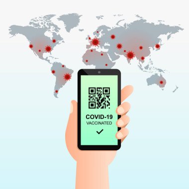 Cep telefonu ekranı ve QR kodlu aşı kartı. El ele tutuşan akıllı telefonlar ve sergilenen aşılı işaretler. COVID-19, koronavirüs, dünya haritası, küresel salgın hastalık ve aşı kavramı.