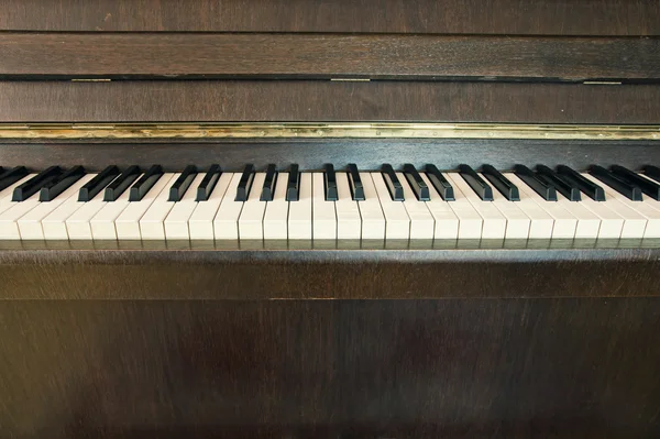 Chaves de piano com cadeira no quarto interior — Fotografia de Stock