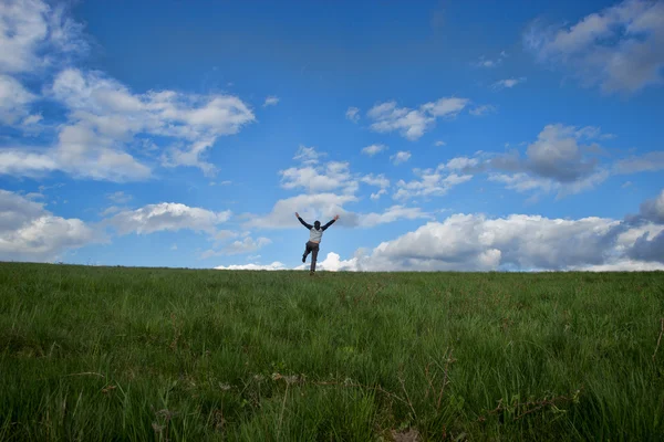 잔디 필드에 점프 하는 남자 — 스톡 사진