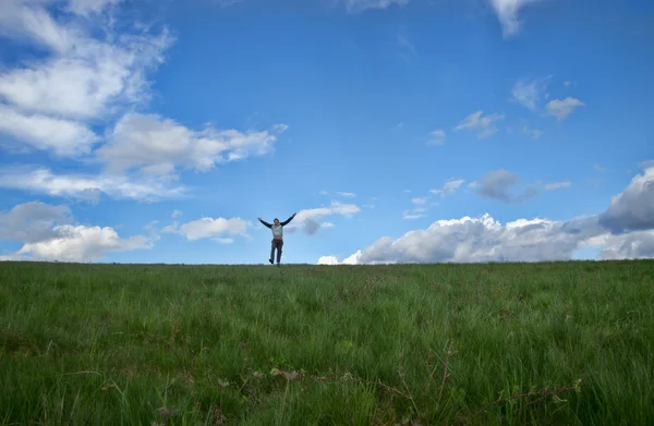 Hombre saltando en el campo de hierba —  Fotos de Stock