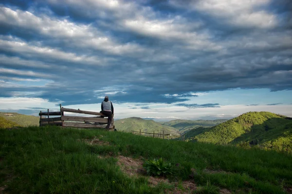 Homme de dos regardant vers la vallée — Photo