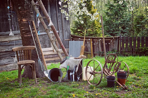 Zahradní nářadí s staré kovové brány — Stock fotografie