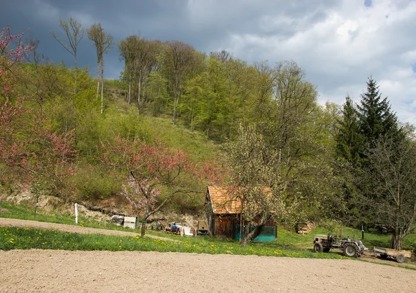 Bondgård och traktor — Stockfoto