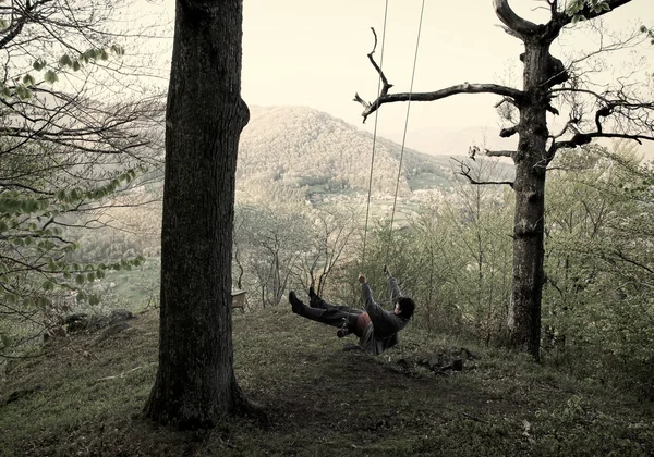 Hombre en hamaca del árbol — Foto de Stock