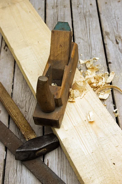 Herramientas de carpintería en tablero de madera — Foto de Stock