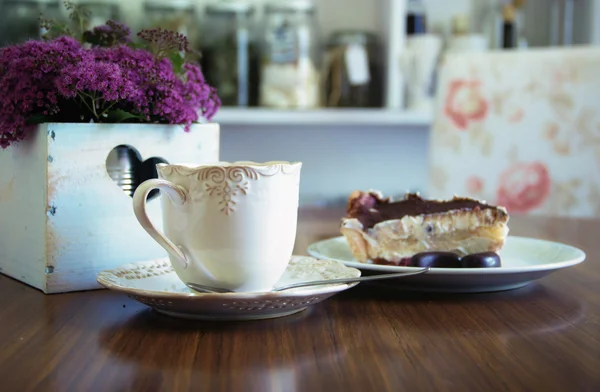 Koffie en Cake met keuken achtergrond — Stockfoto