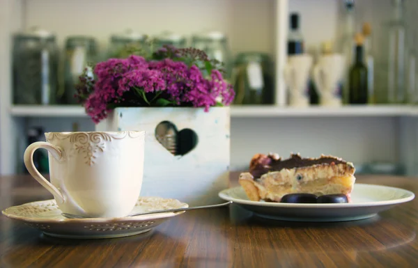 Caffè e torta con sfondo cucina — Foto Stock