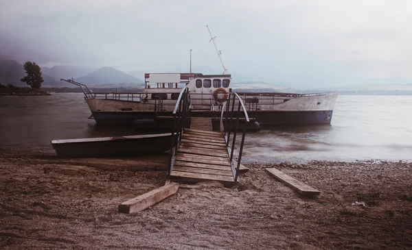 艘旧船窝藏在湖的海滩上 — 图库照片