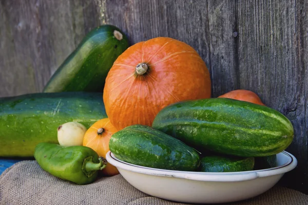 Verduras frescas sobre fondo de madera —  Fotos de Stock