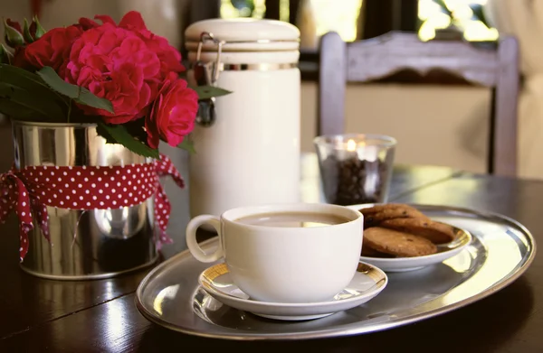 Taza de café expreso con galletas —  Fotos de Stock