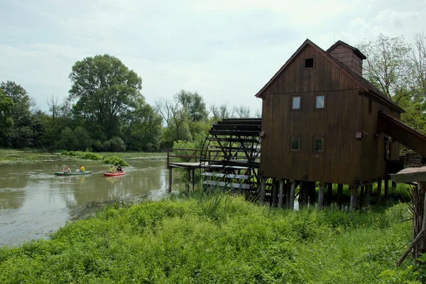 Mulino a battistrada in legno — Foto Stock