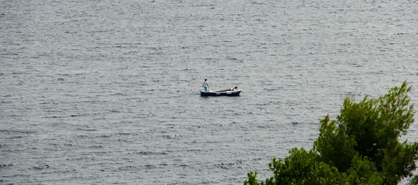 Due pescatori in barca — Foto Stock