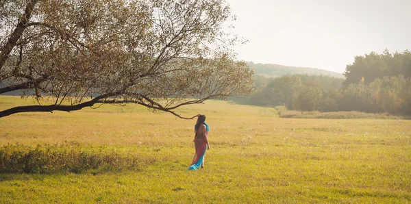 Femme sur prairie d'automne — Photo