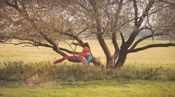 Mujer en el árbol con bufanda que sopla — Foto de Stock