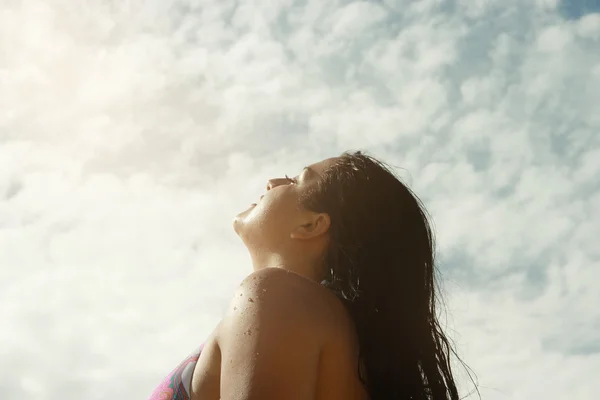 Chica con la cara vuelta hacia el sol —  Fotos de Stock