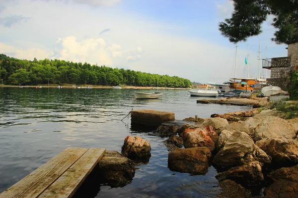 ボートと岩のある木造桟橋 — ストック写真