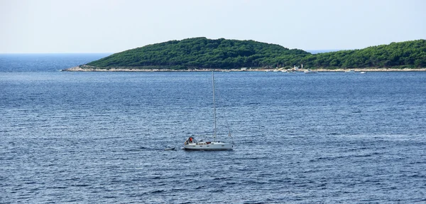 Piccolo yacht sta navigando intorno all'isola — Foto Stock