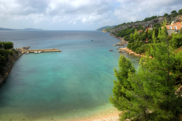 Falésias florestadas na ilha de Hvar, Croácia — Fotografia de Stock