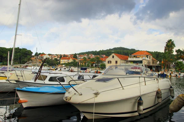 Čluny, přechovávání ve Stari Grad, Hvar ostrov v Chorvatsku — Stock fotografie