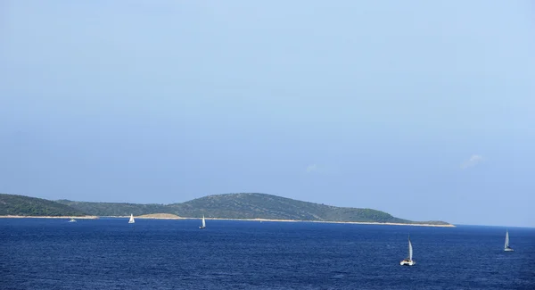 Caigues are Sailing Around Island — Stock Photo, Image