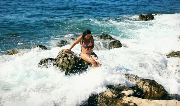 Dark Hair Woman is Sitting on Rocks in Water Foam — Stock Photo, Image