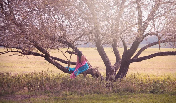 Donna capelli scuri sull'albero — Foto Stock