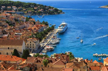 Cruise gemisi Harbouring küçük limanda