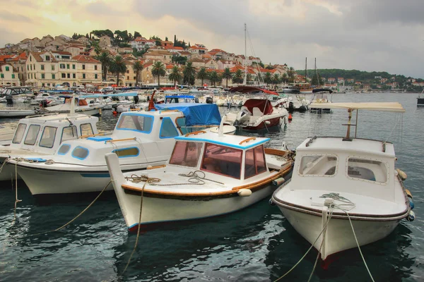 Werbowanie łodzi w historyczne miasto Hvar — Zdjęcie stockowe