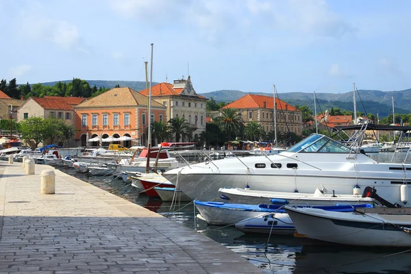 Čluny, přechovávání ve staré pobřežní město — Stock fotografie