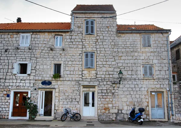 Edifício típico de pedra mediterrânica — Fotografia de Stock