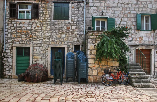 Tipikus mediterrán ház előtt — Stock Fotó
