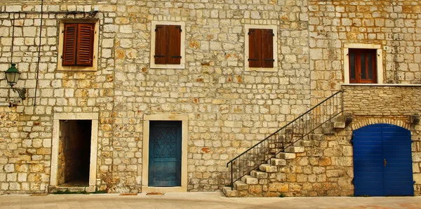 Tipico edificio in pietra mediterranea — Foto Stock