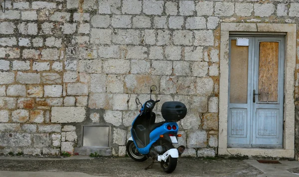 Moped na frente da casa de pedra — Fotografia de Stock