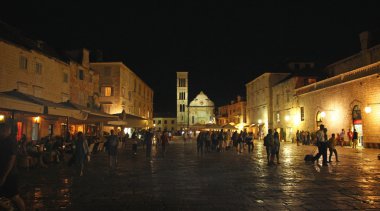 İnsanlar gece meydanında